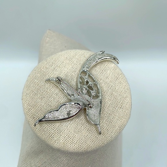 Vintage Sara Coventry Silver Tone Rhinestone Rainbow Hummingbird Flight Brooch - Picture 4 of 5